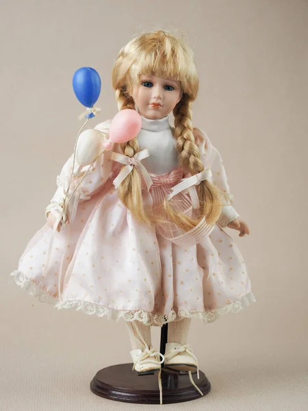 Vintage Porcelanowa Lalka Blondynka Warkoczami Niebieskimi Oczami Jasnej Sukience Białymi — Zdjęcie stockowe