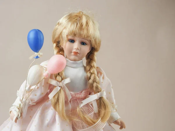 古色古香的瓷娃娃 金发碧眼的金发姑娘 身穿浅色连衣裙 头戴白色 粉色和蓝色气球 — 图库照片