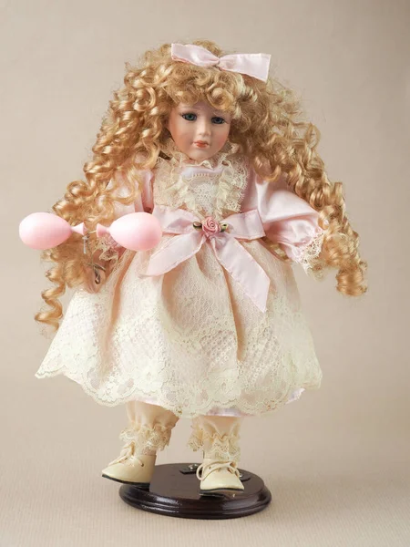 古色古香的瓷娃娃女孩 蓝眼睛 一头卷曲的金发 头戴蝴蝶结 身穿浅色连衣裙 — 图库照片
