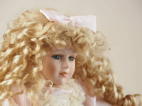Vintage Κούκλα Πορσελάνη Κορίτσι Μπλε Μάτια Ροή Σγουρά Χρυσά Μαλλιά — Φωτογραφία Αρχείου