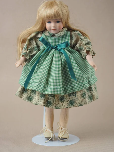 Vintage Dziewczyna Porcelany Lalka Niebieskimi Oczami Płynącymi Złotymi Włosami Zielonej — Zdjęcie stockowe
