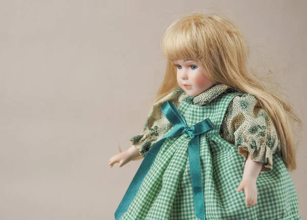 Винтажная Фарфоровая Кукла Голубыми Глазами Золотыми Волосами Зеленом Клетчатом Платье — стоковое фото