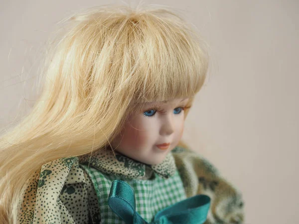 Vintage Porzellanpuppe Mädchen Mit Blauen Augen Mit Fließenden Goldenen Haaren — Stockfoto