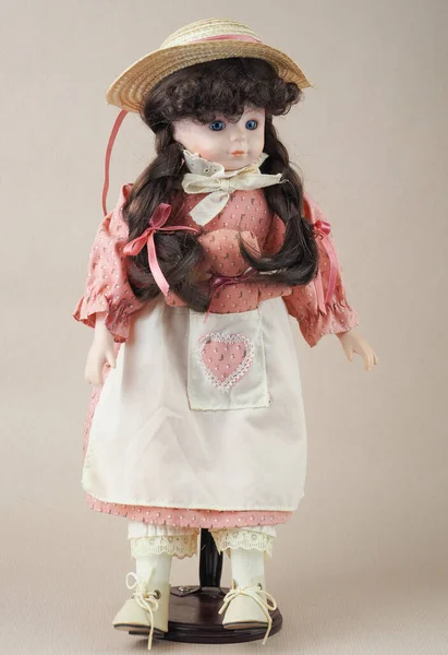 Vintage Porcelán Baba Lány Kék Szemek Barna Fonat Rózsaszín Ruhában — Stock Fotó