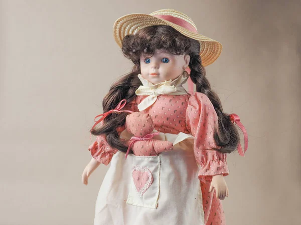 Vintage Porzellanpuppenmädchen Mit Blauen Augen Mit Braunen Zöpfen Rosa Kleid — Stockfoto