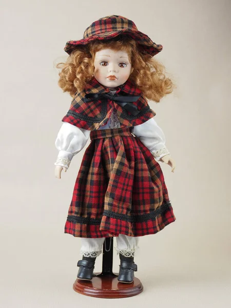 Vintage Porcelanowa Dziewczyna Lalka Brązowymi Oczami Czerwonymi Płynącymi Kręconymi Włosami — Zdjęcie stockowe