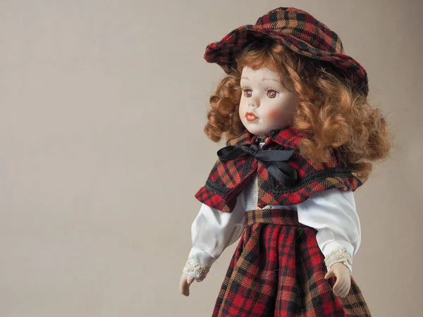 Vintage Porcelanowa Dziewczyna Lalka Brązowymi Oczami Czerwonymi Płynącymi Kręconymi Włosami — Zdjęcie stockowe