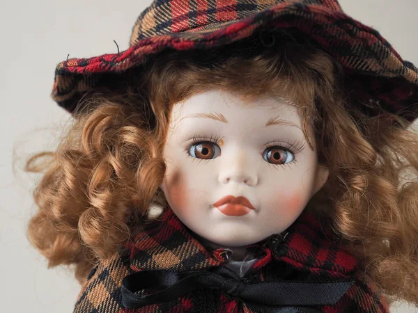 Vintage Porzellanpuppenmädchen Mit Braunen Augen Mit Rot Fließenden Lockigen Haaren — Stockfoto