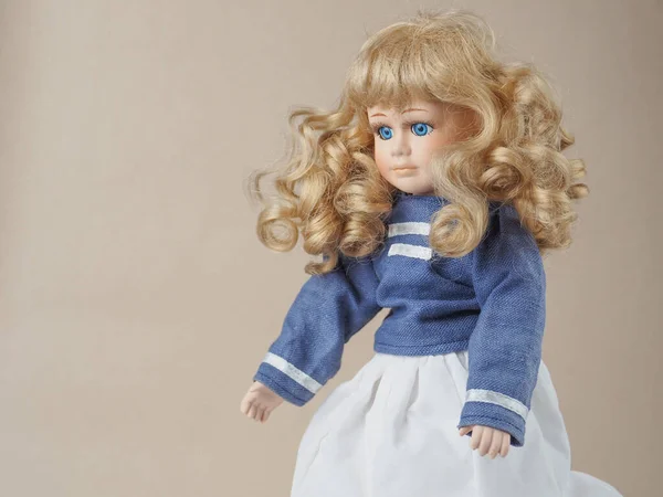 古色古香瓷娃娃古色古香瓷娃娃女孩蓝眼睛金发碧眼 蓬松的卷曲光头 蓝色衬衫 两条白色水平条纹 — 图库照片