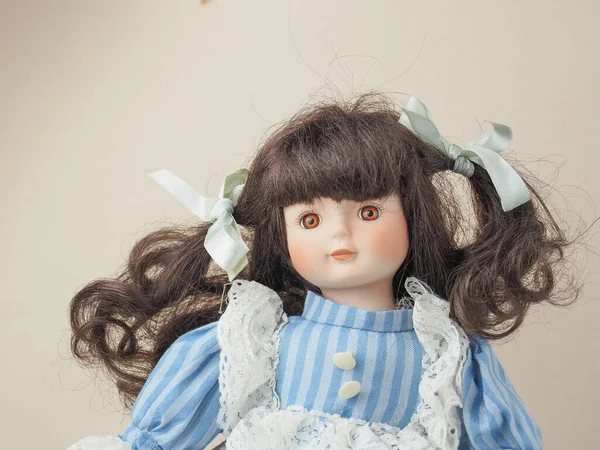 古色古香的瓷娃娃女孩 褐色眼睛 带辫子的缎带 蓝色连衣裙 白色垂直条纹和花边围裙 — 图库照片