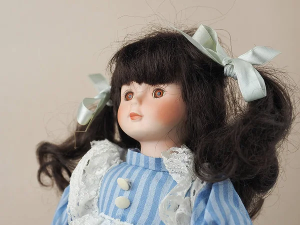 Vintage Porcelanowa Dziewczyna Lalka Brązowymi Oczami Brunetka Plecionymi Wstążkami Niebieskiej — Zdjęcie stockowe