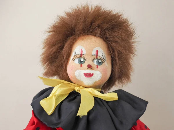 Vintage Rothaarige Clownpuppe Roten Anzug Mit Schwarzem Kragen — Stockfoto