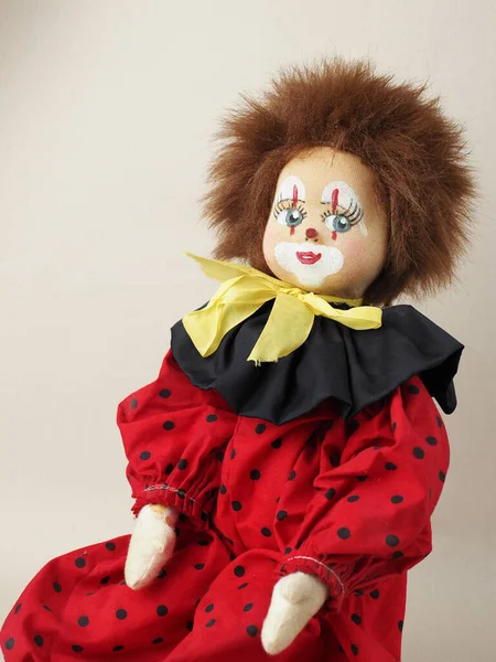 Винтажная Рыжая Клоунская Кукла Красном Костюме Черным Воротником — стоковое фото
