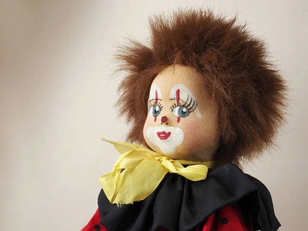 古旧的红头发小丑娃娃 身穿黑色领口的红色西服 — 图库照片