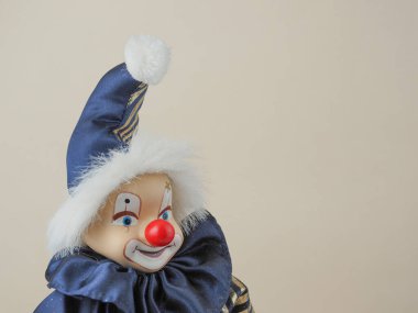 Mavi şapkalı, kırmızı burunlu, klasik beyaz palyaço. Porselen bebekler 18. yüzyılda Fransa 'da görüldü. Onlar dünyada Fransız modasını tanıtmak için kullanıldılar. Genellikle bu tür bebeklere çok sayıda giysi sağlanır ve