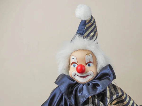 Винтажный Белый Клоун Красным Носом Куклой Синем Костюме Кепкой Фарфоровые — стоковое фото