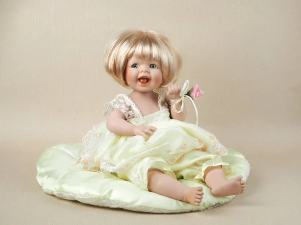 Vintage Porzellanpuppe Baby Mädchen Mit Grünen Augen Und Offenem Mund — Stockfoto