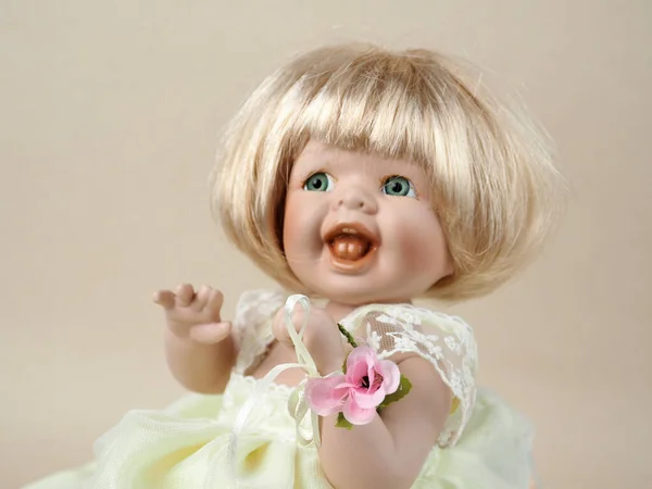 Винтажная Фарфоровая Кукла Девочка Зелеными Глазами Открытым Ртом Блондинка Розой — стоковое фото
