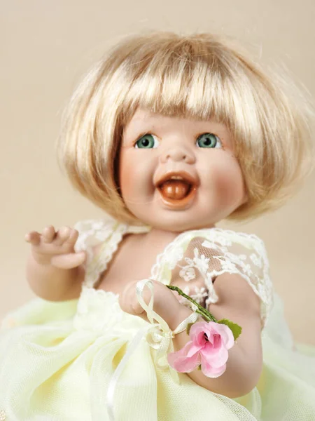 古瓷娃娃女婴 绿眼张嘴 金发碧眼 左手绑着玫瑰 — 图库照片