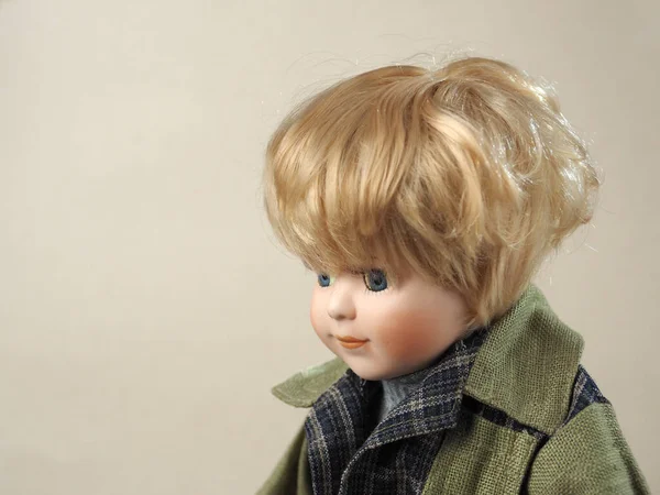 Vintage Porzellanpuppenmädchen Mit Blauen Augen Blonden Kurzen Haaren Grauen Pullover — Stockfoto