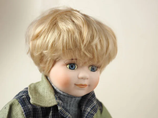 Vintage Porzellanpuppenmädchen Mit Blauen Augen Blonden Kurzen Haaren Grauen Pullover — Stockfoto