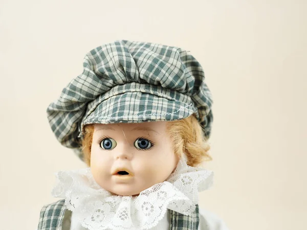 古色古香的瓷娃娃 蓝眼睛金发碧眼 衬衫上有花边领子 头戴格子帽 — 图库照片