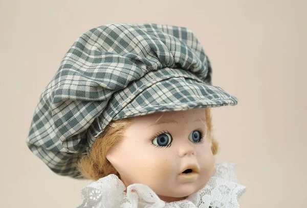Eski Model Porselen Bebek Mavi Gözlü Kısa Saçlı Dantel Yakalı — Stok fotoğraf