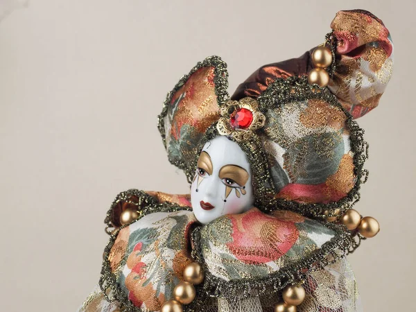 Porcelanowa Lalka Przedstawiająca Bohatera Commedia Del Arte Harlequin — Zdjęcie stockowe