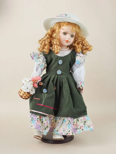 古色古香的瓷娃娃 红头发 脖子上戴珍珠珠子 身穿绿色太阳衣 头戴白色草帽 头戴鲜花 — 图库照片