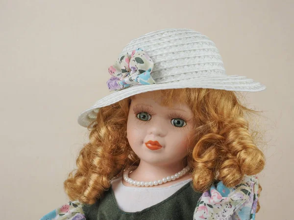 Vintage Porcelán Baba Zöld Szemű Vörös Hajú Lány Fürtökkel Gyöngyökkel — Stock Fotó