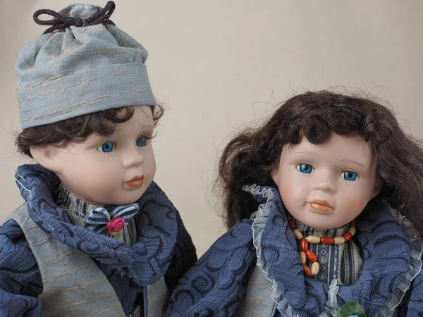 Vintage Porcelanowe Lalki Niebieskooki Chłopiec Dziewczyna Ciemnymi Włosami Szaro Niebieskich — Zdjęcie stockowe