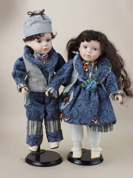 Vintage Porcelanowe Lalki Niebieskooki Chłopiec Dziewczyna Ciemnymi Włosami Szaro Niebieskich — Zdjęcie stockowe