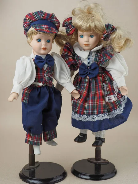 Vintage Porzellanpuppen Zwei Mädchen Mit Blonden Haaren Karierten Anzügen Porzellanpuppen — Stockfoto