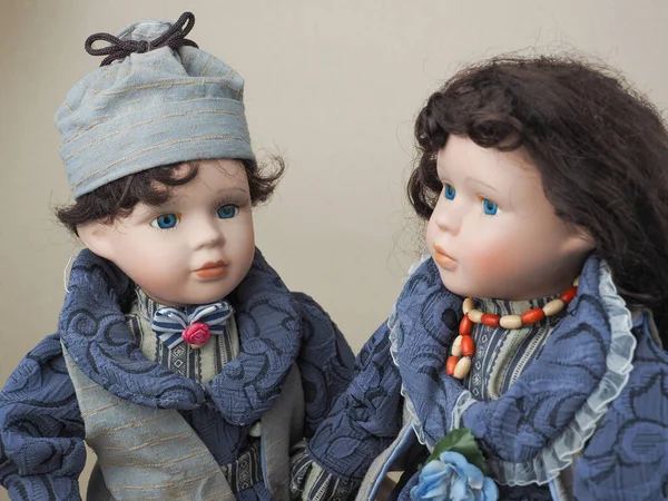 Vintage Porzellanpuppen Blauäugige Jungen Und Mädchen Mit Dunklen Haaren Grau — Stockfoto