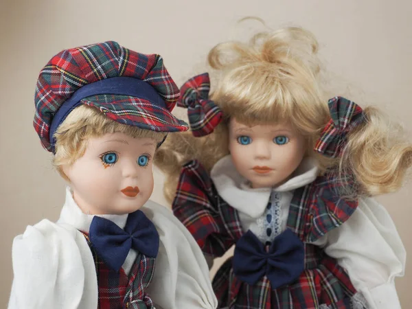 Vintage Porseleinen Poppen Twee Meisjes Met Blond Haar Geruite Pakken — Stockfoto