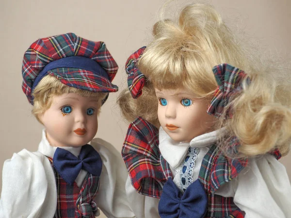Vintage Porzellanpuppen Zwei Mädchen Mit Blonden Haaren Karierten Anzügen Porzellanpuppen — Stockfoto
