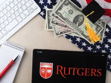 Bu resimde Rutgers - New Jersey Eyalet Üniversitesi, New Brunswick logosu bir tablette sergilenmektedir.