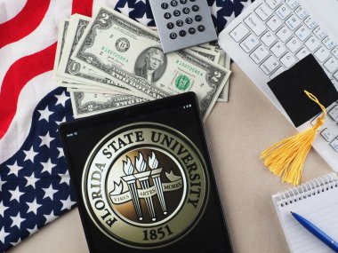 Bu resimde, Florida Eyalet Üniversitesi logosu bir tablette sergileniyor..
