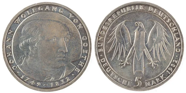 この写真のイラストでは ヨハン ヴォルフガング フォン ゲーテ 1749 1832 の肖像画 白い背景のコインで5 1982 — ストック写真