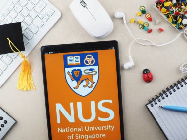 Bu resimde, Singapur Ulusal Üniversitesi (NUS) logosu bir tablette sergilenmektedir..