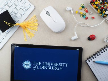 Bu resimde, Edinburgh Üniversitesi logosu bir tablette sergileniyor..