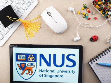 Bu resimde, Singapur Ulusal Üniversitesi (NUS) logosu bir tablette sergilenmektedir..