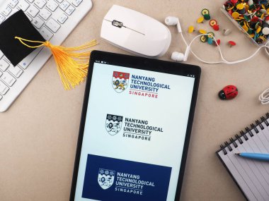 Bu resimde, Nanyang Teknoloji Üniversitesi (NTU) logosu bir tablette sergilenmektedir..