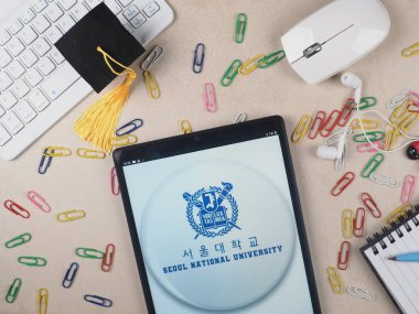 Bu resimde, Seul Ulusal Üniversitesi logosu bir tablette sergilenmektedir..