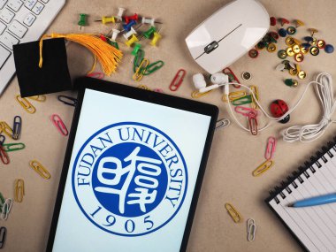 Bu resimde, Fudan Üniversitesi logosu bir tablette gösteriliyor.