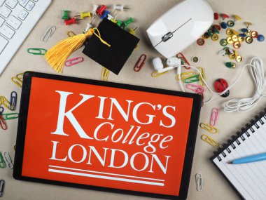 Bu resimde, King 's College London logosu bir tablette sergileniyor..