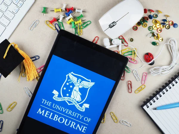 삽화에서 멜버른 대학교 로고가 태블릿에 표시되어 — 스톡 사진
