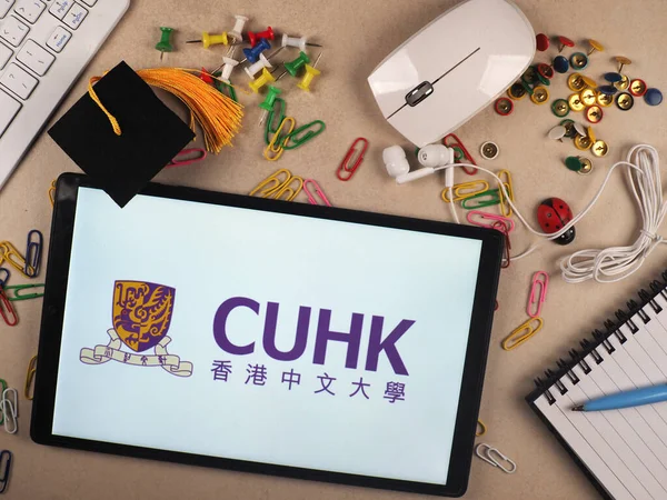 사진의 삽화에서 대학교 Cuhk 로고가 타블렛에 표시되어 — 스톡 사진