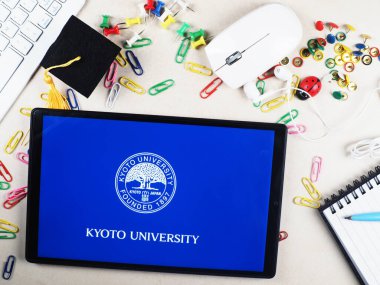 Bu resimde, Kyoto Üniversitesi logosu bir tablette gösteriliyor.