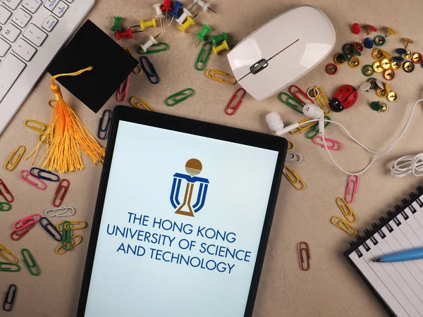 사진의 삽화에서 대학교 로고가 태블릿에 표시되어 있습니다 — 스톡 사진